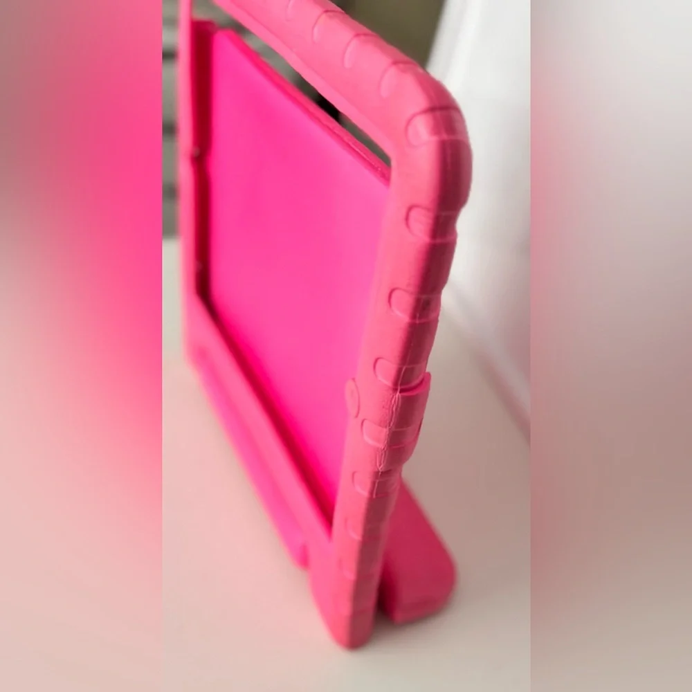 iPad Dynamo Foam Protective Carrying Case w Easy Grip Handle • Hot Pink
